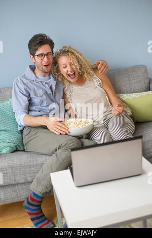 Paar, die gerne Filme auf laptop Stockfoto