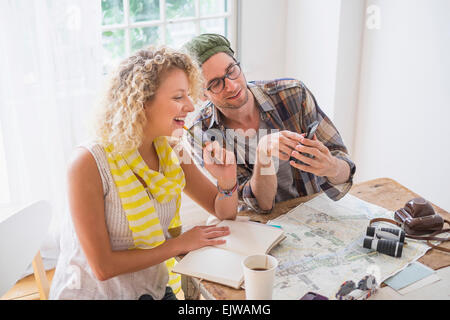 Paar macht Pläne für die Reise Stockfoto