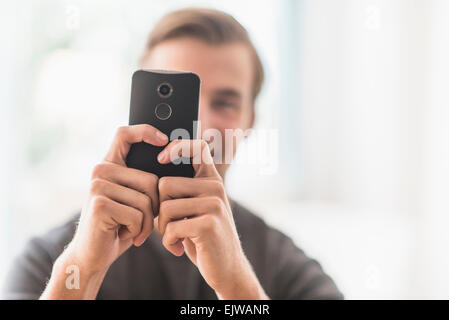 Nahaufnahme von Mann mit Handy Stockfoto