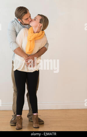 Junges Paar, umarmen und küssen Stockfoto