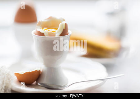 Nahaufnahme von weich gekochtes Ei im Eierbecher Stockfoto