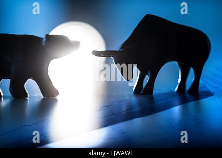 Silhouetten von Figuren von Bulle und Bär in spot-Licht Stockfoto