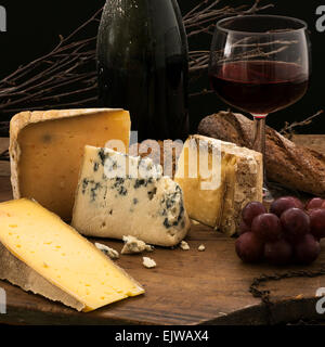 Stillleben mit Käse und Rotwein auf Holztisch, Studio gedreht Stockfoto