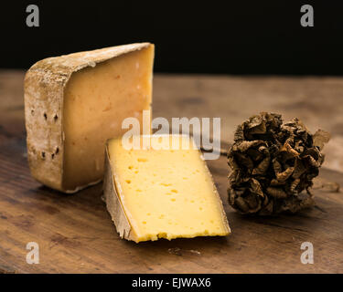 Harter Käse und Trüffel auf Holztisch, Studio gedreht Stockfoto