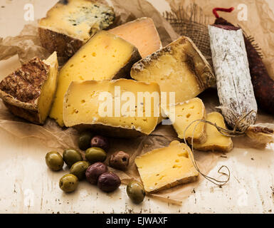 Käsevariation auf Holztisch, Studio gedreht Stockfoto