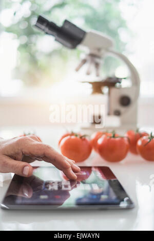 Nahaufnahme von Menschenhand mit digital-Tablette im Labor Stockfoto