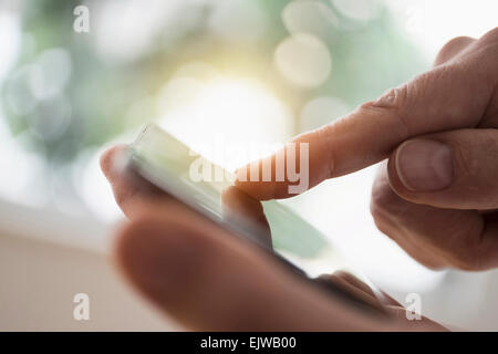 Nahaufnahme von Menschenhand mit smartphone Stockfoto