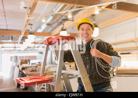 Porträt des Elektrikers in Bauarbeiterhelm Stockfoto