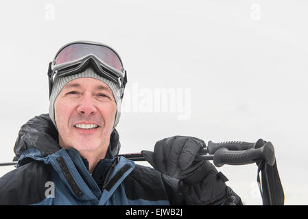 Porträt von Reifen männlichen Skifahrer Stockfoto