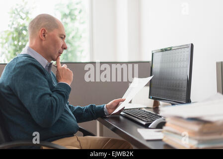 Reife Geschäftsmann arbeiten im Büro Stockfoto