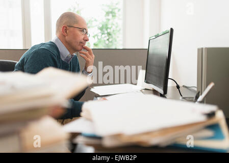 Reife Geschäftsmann arbeiten im Büro Stockfoto