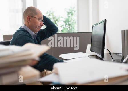 Überrascht reifer Geschäftsmann Blick auf Computer-monitor Stockfoto