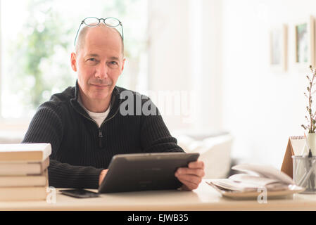 Porträt von reifer Mann arbeiten im home-office Stockfoto