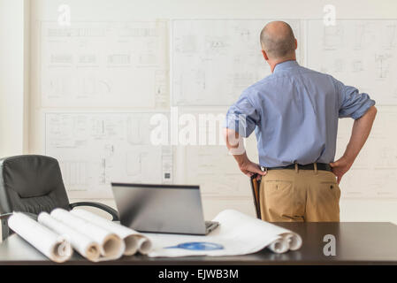 Ältere Architekten betrachten Baupläne im Büro Stockfoto