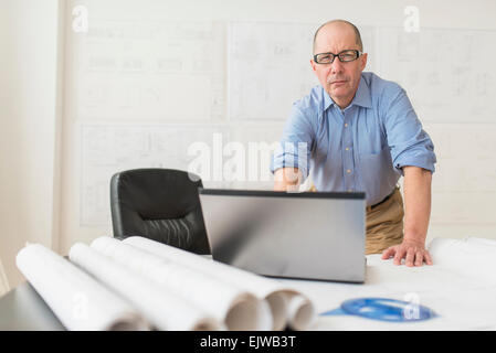 Porträt des Reifen Architekten mit Laptop im Büro Stockfoto
