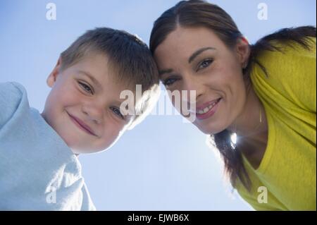 Porträt von Mutter und Sohn (6-7) im freien Stockfoto