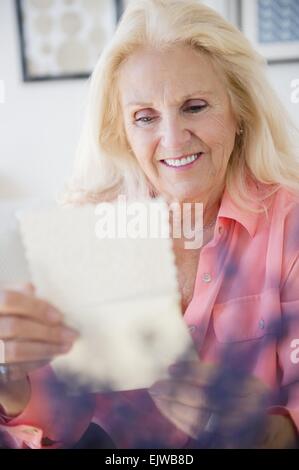 Ältere Frau lesen schreiben Stockfoto