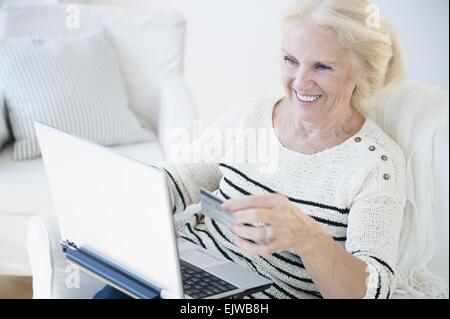 Ältere Frau tun, Online-shopping Stockfoto