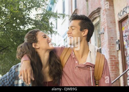 USA, Staat New York, New York City, Brooklyn, junges Paar gehen auf der Straße Stockfoto