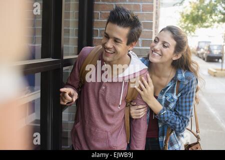 USA, Staat New York, New York City, Brooklyn, junges Paar gehen auf der Straße Stockfoto