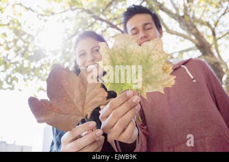 Porträt des jungen Paares zeigen Blätter, Brooklyn, New York State, New York City, USA Stockfoto