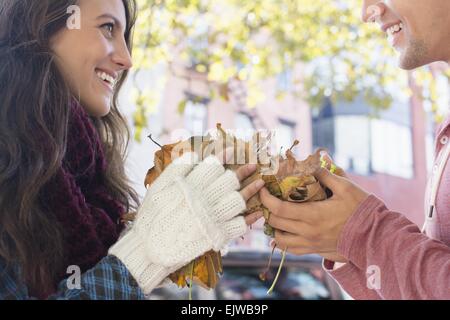 USA, Staat New York, New York City, Brooklyn, junges Paar Holding Herbstlaub Stockfoto