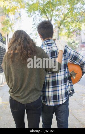 Hinten, Brooklyn, New York State, New York City, USA Anzeigen des jungen Paares auf Bürgersteig Stockfoto