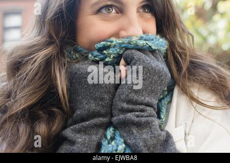 USA, Staat New York, New York City, Brooklyn, junge Frau verbirgt ihr Gesicht hinter Schal Stockfoto