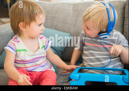 Freunde (2-3) teilen digital-Tablette Stockfoto