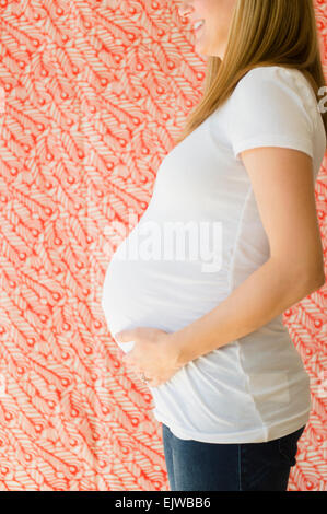 Seitenansicht der schwangeren Frau Stockfoto