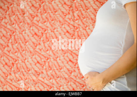 Seitenansicht der schwangeren Frau Stockfoto