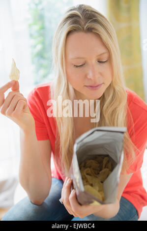 Frau Essen Chips Stockfoto