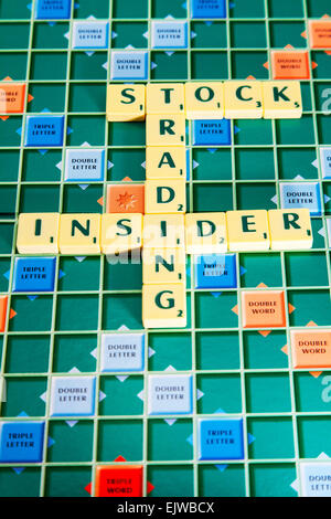 Insider-Handel Aktien Aktien Börse Deal Angebote Händler illegale Wörter mit Scrabble Fliesen zu buchstabieren Stockfoto