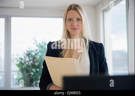 Porträt der Geschäftsfrau im Büro Stockfoto