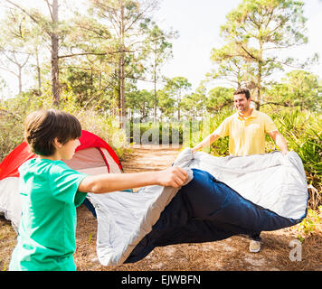 USA, Florida, Jupiter, Vater und Sohn (12-13) camping Schlafsack vorbereiten Stockfoto