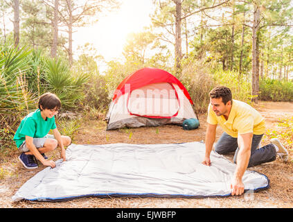 USA, Florida, Jupiter, Vater und Sohn (12-13) camping Schlafsack vorbereiten Stockfoto