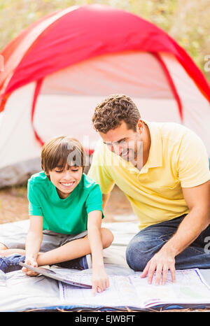 USA, Florida, Jupiter, Vater und Sohn (12-13) camping Stockfoto