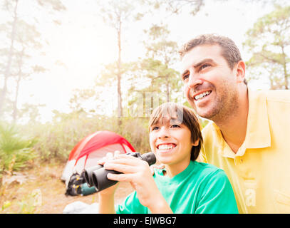 USA, Florida, Jupiter, Vater und Sohn (12-13) mit dem Fernglas Stockfoto