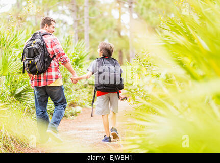 USA, Florida, Jupiter, Vater und Sohn (12-13) zu Fuß in Wald Stockfoto