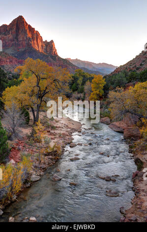 Wächter-Sonnenuntergang im Herbst - Zion Nationalpark Stockfoto