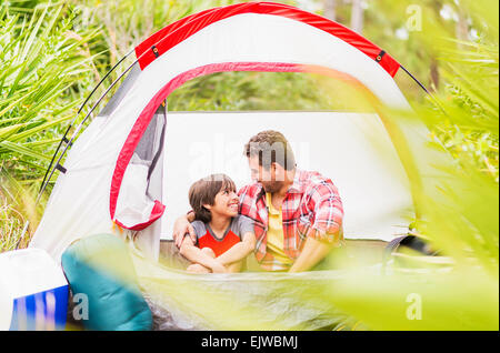 USA, Florida, Jupiter, Vater und Sohn (12-13) sitzen im Zelt Stockfoto