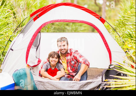 USA, Florida, Jupiter, Vater und Sohn (12-13) sitzen im Zelt Stockfoto