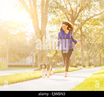 USA, Florida, Jupiter, Frau rennt mit ihrem Hund Stockfoto