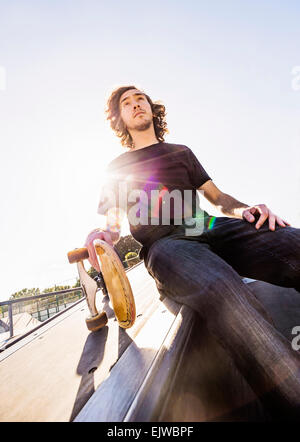 USA, Florida, West Palm Beach, Skateboarder ruhen im skatepark Stockfoto