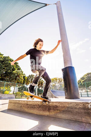 USA, Florida, West Palm Beach, Mann, Eislaufen im skatepark Stockfoto