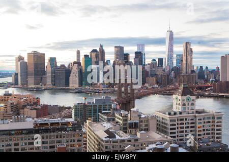 USA, New York, New York City, Stadtbild mit Fluss Stockfoto