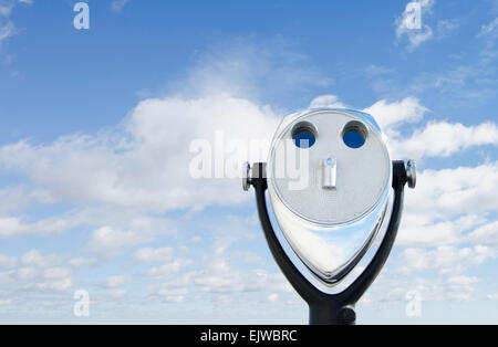 Ansicht von Münz-Fernglas gegen Himmel und Wolken Stockfoto