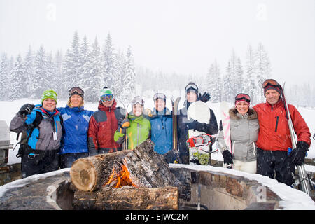USA, Montana, Felchen, Porträt der Gruppe von Freunden mit Lagerfeuer im winter Stockfoto