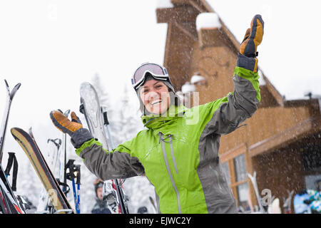 USA, Montana, Felchen, Frau tragen Ski Googles mit erhobenen Händen Stockfoto