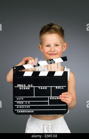 Lächelndes Kind Film Klappe halten. Stockfoto